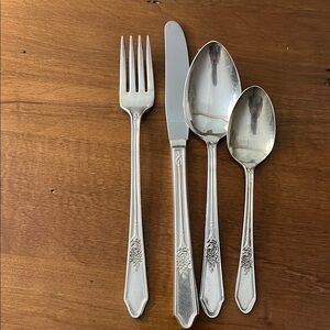 Manor Plate Triple IS Rosedale Collection place setting